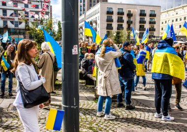 Stockholm, İsveç 'te Ukrayna' nın bağımsızlık günü. Stockholm 'ün merkezindeki Sergels Torg' a yürümeden önce Medborgarplaten 'de toplanıyoruz. Rusya 'nın Ukrayna' daki savaşa karşı saldırısını da protesto ediyorlar..
