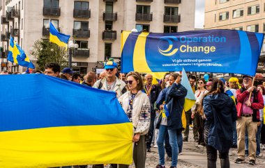 Stockholm, İsveç 'te Ukrayna' nın bağımsızlık günü. Stockholm 'ün merkezindeki Sergels Torg' a yürümeden önce Medborgarplaten 'de toplanıyoruz. Rusya 'nın Ukrayna' daki savaşa karşı saldırısını da protesto ediyorlar..