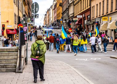 Stockholm, İsveç 'te Ukrayna' nın bağımsızlık günü. Stockholm 'ün merkezindeki Sergels Torg' a yürümeden önce Medborgarplaten 'de toplanıyoruz. Rusya 'nın Ukrayna' daki savaşa karşı saldırısını da protesto ediyorlar..