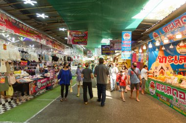 NakhonPathom, Tayland - 13 Kasım 2022: NakhonPathom 'daki halk simgesindeki Phrapathom Chedi festivali için Homang' a ödeme yapan bir sürü insan alışverişe gidiyor.  