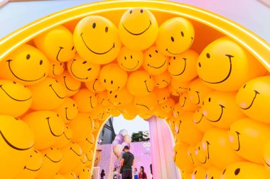 Bangkok, Tayland - 15 DEC 2022: Yeni yıl festivalinde Siam Paragon alışveriş merkezinin önünde gülen top süslemesi