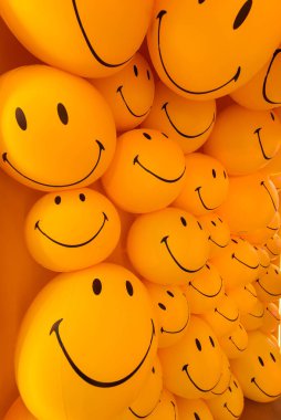 Bangkok, Tayland - 15 DEC 2022: Yeni yıl festivalinde Siam Paragon alışveriş merkezinin önünde gülen top süslemesi