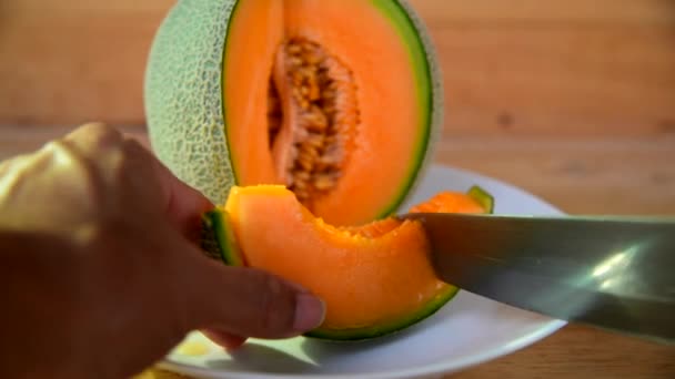 Dużo Kawałka Świeżego Pomarańczowego Melona Talerzu — Wideo stockowe