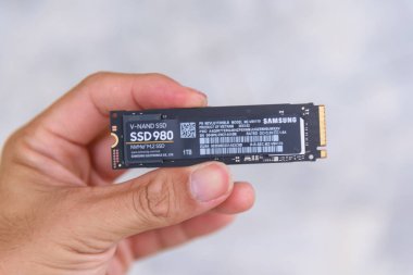 Bangkok, Tayland - 5 Mayıs 2023: SAMSUNG 980 M.2 NVME SSD deposuna yakın plan