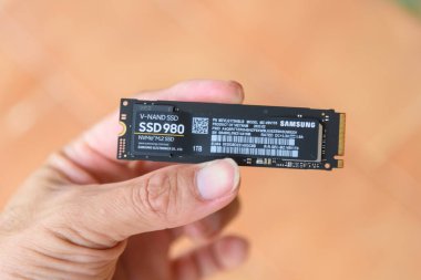 Bangkok, Tayland - 5 Mayıs 2023: SAMSUNG 980 M.2 NVME SSD deposuna yakın plan