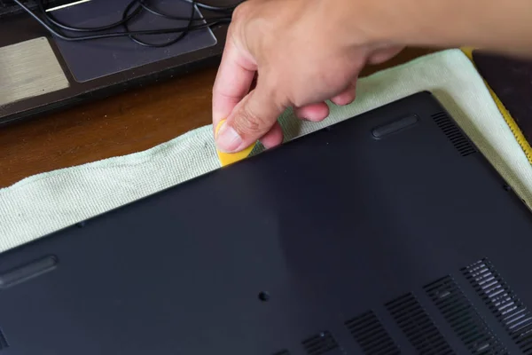 Plastikfolie Zum Entfernen Der Laptop Abdeckung Verwenden — Stockfoto