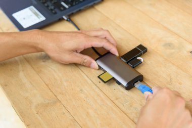  Herhangi bir aygıta bağlanmak için tip C HUB 8 1 içinde 