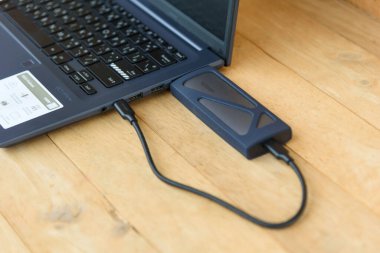 Bangkok, Tayland - 5 Mayıs 2023: UGREEN M.2 NVMe SSD Kapsama Kutusuna Yakın   