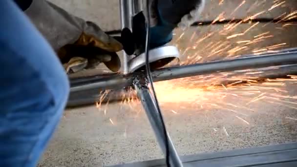 Arbeiter Verwenden Schleifmaschine Zum Schleifen Von Oberfläche Für Stahlrohr Videoclip