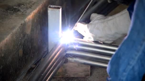 Der Arbeiter Schweißt Rohr Stahl — Stockvideo