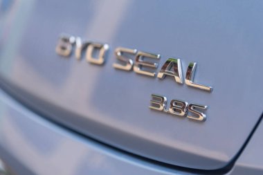 Nakhonpathom, Tayland - 1 Aralık 2023: BYD Mühür test arabası üzerindeki BYD logo etiketi