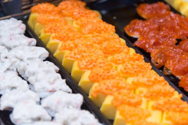 Tepsideki suşi menüsüne odaklan