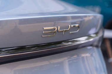 Nakhonpathom, Tayland - 1 Aralık 2023: BYD Mühür test arabası üzerindeki BYD logo etiketi