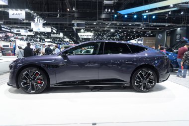 Bangkok, Tayland - 6 Aralık 2023: Çarpışma alanında tam vücut Avartr12 araba fuarı