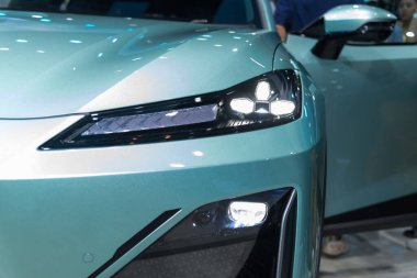 Bangkok, Tayland - 6 Aralık 2023: Deepal L07 otomobil fuarının ön ışığı çarpışma arenasında  