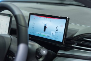 Bangkok, Tayland - 6 Aralık 2023: çarpışma alanı motor fuarı otomobil fuarında BYD Seal araba gösterisinin ikincil monitörü