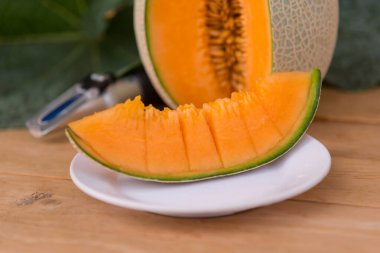  Portakal karpuzunu ahşap tabakta ikiye ayır.