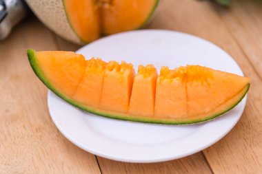 Tabakta taze portakal karpuzu var.