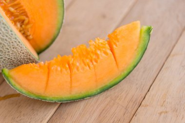 Portakal karpuzunu ahşap tabakta ikiye ayır.