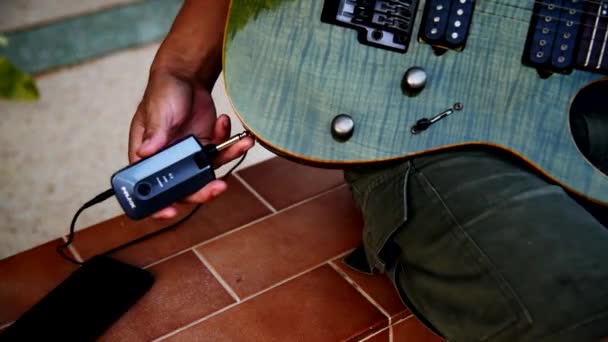 タイのRachaburi 2024 ギターのためのNux Mp3強力なプラグプロアンププラグを接続する — ストック動画