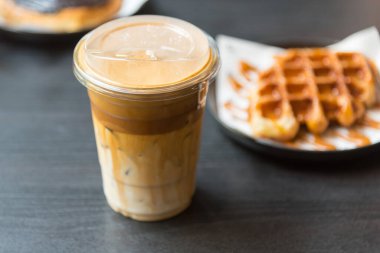 Masada köpük desenli kapuçino kahvesi.