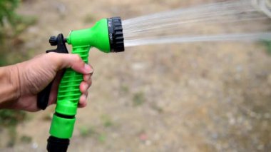 Ağaca su püskürtmek için plastik tetik başlığı.