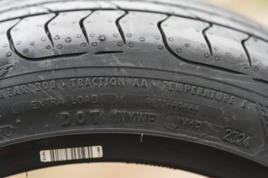 Bangkok, Tayland - 15 Ağustos 2024: Goodyear Eagle F1 spor lastiklerine yakın çekim ve ticari malzeme spektrometresi 