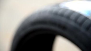 Bangkok, Tayland - 15 Ağustos 2024: Lastiklerde Goodyear araba lastiği logosuna yakın odaklanma   