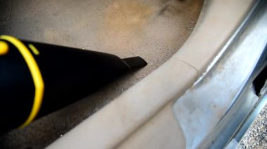 Yerdeki tozları temizlemek için elektrikli süpürge kullan.