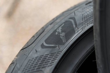 Bangkok, Tayland - 15 Ağustos 2024: Lastiklerin üzerinde Goodyear Eagle F1 spor lastikleri logosu