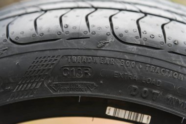Bangkok, Tayland - 15 Ağustos 2024: Goodyear Eagle F1 spor lastiklerine yakın çekim ve ticari malzeme spektrometresi 