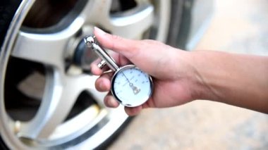  Adam TIRE GAUGE valur reset için bastırın Bir dahaki sefere arabayı kullanmadan önce lastik basıncı kontrol etmek için