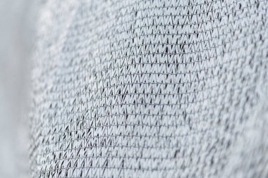 Gölgelendirme ağının gri rengine yakın odaklanma