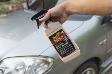  Nakhonpathom, Tayland - 10 Nisan 2025: Meguiars Ayna parlatıcısı numara 135 sprey temizleyici  