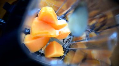 Tüm hammaddeleri karıştırıcıya boşalt ve Melon Yumuşak menüsünü hazırlamak için çevir. 