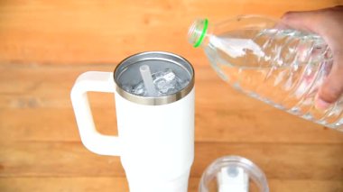 Suyu ahşap sehpanın üzerine dök.   