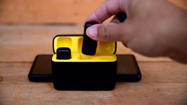 Kablosuz mikrofonu aç ve akıllı telefona göster.  