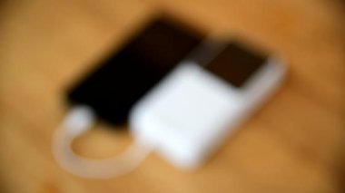 Nakhonpathom, Tayland - 20 Aug, 2025: şarj etmek için vansiyon güç bankasını cep telefonuna bağlayın  