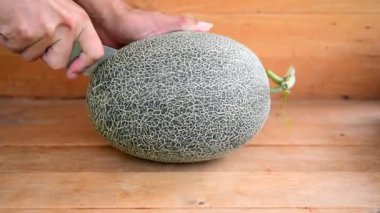 Ahşap tabakta taze yeşil karpuza yakın odaklanma