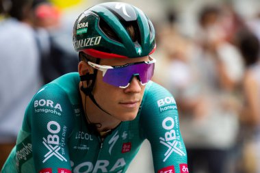 Bilbao, İspanya - 1 Temmuz 2023 BORA 'dan bisikletçi BOB JUNGELS - HANSGROHE Tour de France' ın 2023 Tour de France 'ın ilk etabında Bilbao' ya gidiş ve varış için sunumunda