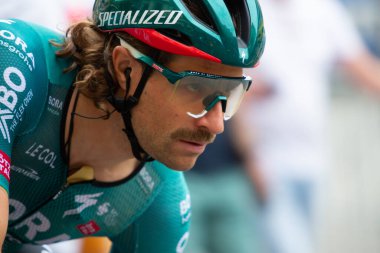 Bilbao, İspanya - 1 Temmuz 2023 BORA 'dan bisikletçi MARCO HALLER - HANSGROHE Tour de France' ın 2023 Tour of France 'ın ilk etabında Bilbao' ya gidiş ve varışla birlikte sunumunda