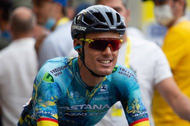 Bilbao, İspanya - 1 Temmuz 2023 ASTANA QAZAQSTAN takımından bisikletçi LUIS LEON SANCHEZ, 2023 Tour de France 'ın ilk etabında Bilbao' ya gidiş ve varışla birlikte sunuldu.