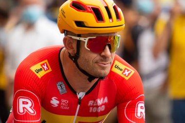 Bilbao, İspanya - 1 Temmuz 2023 UNO-X PRO CYCLING ekibinden bisikletçi ALEXANDER KRISTOFF, 2023 Tour de France 'ın ilk etabında Bilbao' ya gidiş ve varışla birlikte sunuldu.