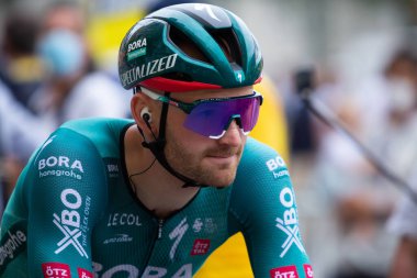 Bilbao, İspanya - 1 Temmuz 2023 BORA - HANSGROHE ekibinden bisikletçi JORDI MEEUS, 2023 Tour de France 'ın ilk etabında Bilbao' ya gidiş ve varış ile birlikte sunuldu.