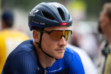 Bilbao, İspanya - 1 Temmuz 2023 GROUPAMA - FDJ takımından bisikletçi LARS VAN DEN BERG, 2023 Tour de France 'ın ilk etabında Bilbao' ya gidiş ve varışla birlikte sunuldu.