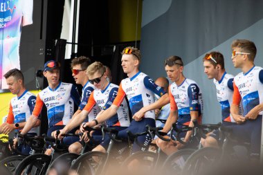 Bilbao, İspanya - 1 Temmuz 2023 ISRAEL 'in sunumu - 2023 Tur' un ilk aşamasında Premier TECH Bilbao 'ya varış ve kalkış