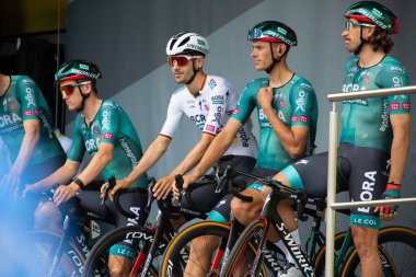 Bilbao, İspanya - 1 Temmuz 2023 BORA - HANSGROHE ekibinin 2023 Tur 'un ilk aşamasında Bilbao' ya gidiş ve geliş sunumu