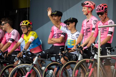 Bilbao, İspanya - 1 Temmuz 2023 EF EDUCATION sunumu - EASYPOST ekibi 2023 Tur 'un ilk aşamasında Bilbao' ya hareket ve varış ile