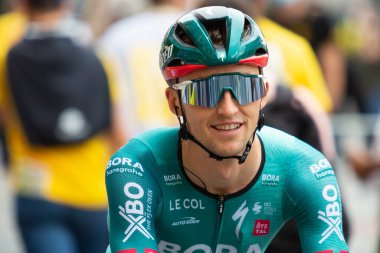 Bilbao, İspanya - 1 Temmuz 2023 BORA 'dan bisikletçi JAI HINDLEY - HANSGROHE Tour de France' ın 2023 Tour de France 'ın ilk etabında Bilbao' ya gidiş ve varışla birlikte sunuldu.