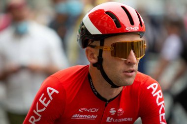 Bilbao, İspanya - 1 Temmuz 2023 ARKEA 'dan bisikletçi LauRENT PICHON, SAMSIC takımı, Fransa Bisiklet Turu' nun ilk etabında Bilbao 'ya gidiş ve varış ile birlikte sunuldu.